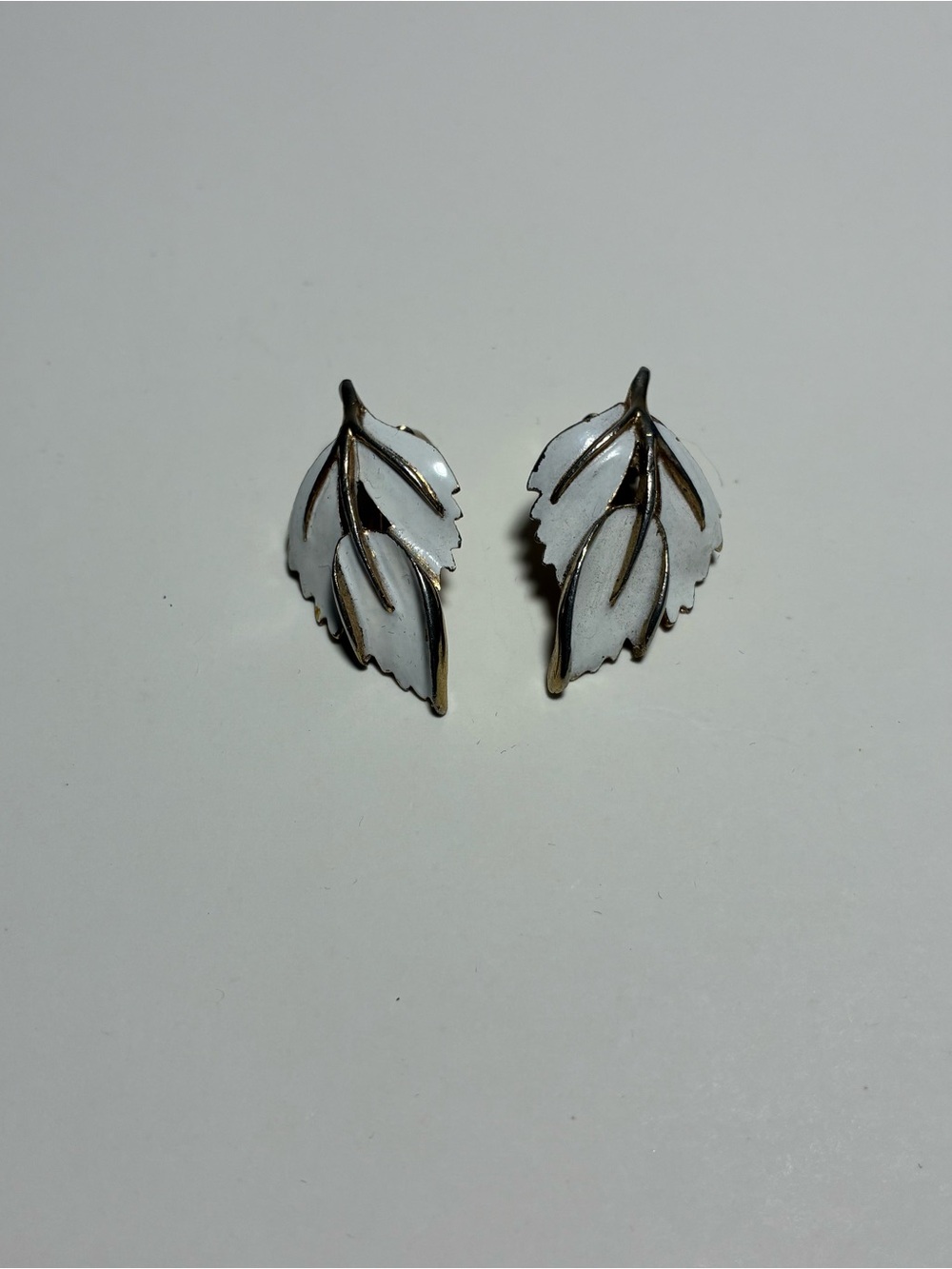 Unbranded White Leaf Clip-On Stud Earrings Gold Tone Vintage Fashion Jewelry